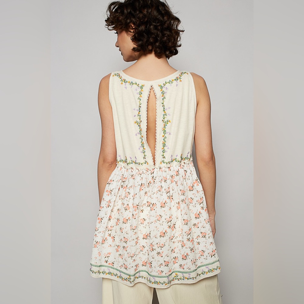 #038 POL Floral Embroidered V-Neck Top - Picture 4 of 6